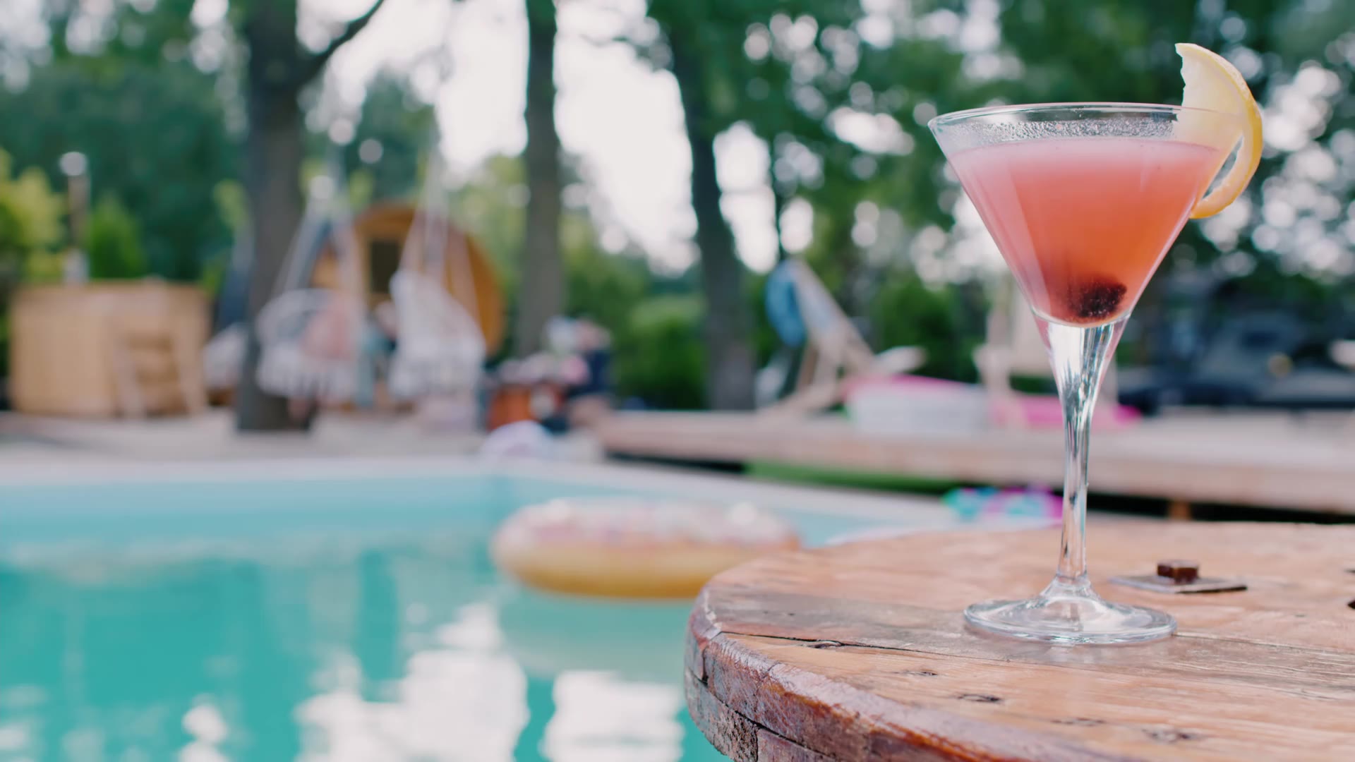 Cocktail au bord d'une piscine d'hôtel
